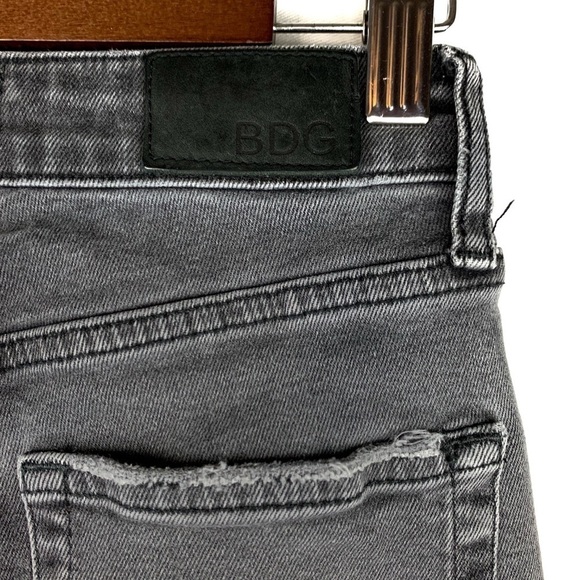 BDG axyl slim raw hem cropped jeans, size 26 - Picture 6 of 7